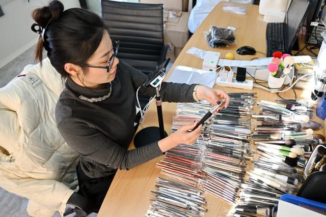 (251204) -- CANGZHOU, Dec. 4, 2025 (Xinhua) -- A live streamer promotes products at a makeup brush manufacturing enterprise in Qingxian County, Cangzhou, north China's Hebei Province, Dec. 4, 2025. The makeup brush industry in Qingxian County, which burgeoned in the 1990s with a bunch of contract manufacturers, has evolved into a cluster of independent brands.
   In recent years, Qingxian has been continuously upgrading this sector through efforts such as the establishment of an industrial alliance, development of new materials, and building presence in platforms for cross-border e-commerce. 
   Currently, the annual revenue of makeup brush enterprises in the county is approximately 3 billion yuan (about 425 million U.S. dollars). (Xinhua/Mu Yu)