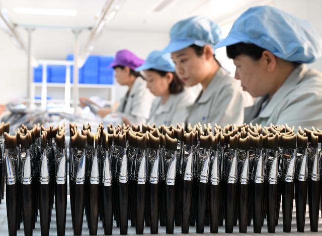 (251204) -- CANGZHOU, Dec. 4, 2025 (Xinhua) -- Staff members operate at a workshop of a makeup brush manufacturing enterprise in Qingxian County, Cangzhou, north China's Hebei Province, Dec. 4, 2025. The makeup brush industry in Qingxian County, which burgeoned in the 1990s with a bunch of contract manufacturers, has evolved into a cluster of independent brands.
   In recent years, Qingxian has been continuously upgrading this sector through efforts such as the establishment of an industrial alliance, development of new materials, and building presence in platforms for cross-border e-commerce. 
   Currently, the annual revenue of makeup brush enterprises in the county is approximately 3 billion yuan (about 425 million U.S. dollars). (Xinhua/Mu Yu)