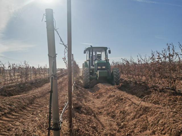 (251204) -- YINCHUAN, Dec. 4, 2025 (Xinhua) -- This photo taken on Nov. 19, 2025 shows a machine overturning the soil at a vineyard in Qingtongxia, a key subregion of wine production in northwest China's Ningxia Hui Autonomous Region. TO GO WITH "Across China: Golden vines and winter's craft shape the soul of Ningxia wine in NW China" (Xinhua/Xie Jianwen)