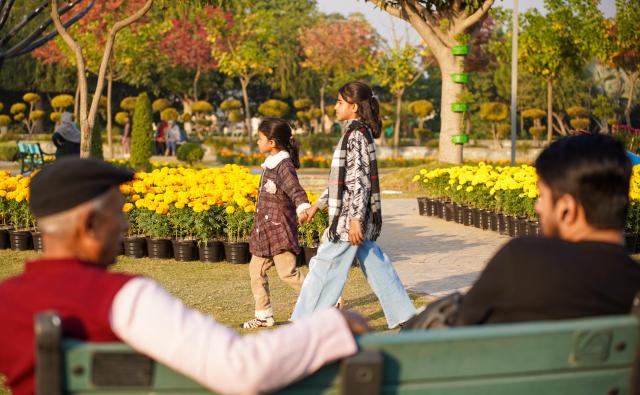 (251204) -- ISLAMABAD, Dec. 4, 2025 (Xinhua) -- People visit a flower show in Islamabad, capital of Pakistan, on Dec. 4, 2025. (Photo by Daniyal Khan Jadoon/Xinhua)