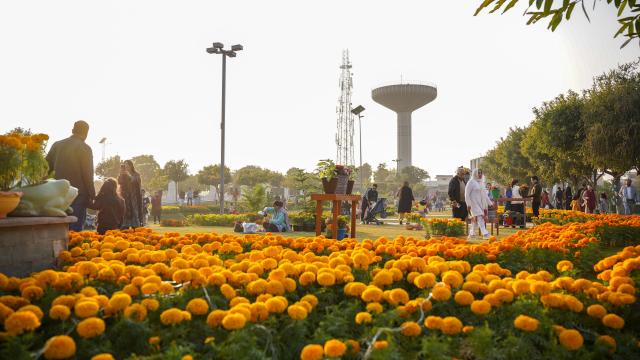 (251204) -- ISLAMABAD, Dec. 4, 2025 (Xinhua) -- People visit a flower show in Islamabad, capital of Pakistan, on Dec. 4, 2025. (Photo by Daniyal Khan Jadoon/Xinhua)