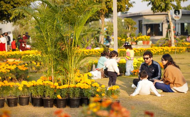 (251204) -- ISLAMABAD, Dec. 4, 2025 (Xinhua) -- People visit a flower show in Islamabad, capital of Pakistan, on Dec. 4, 2025. (Photo by Daniyal Khan Jadoon/Xinhua)