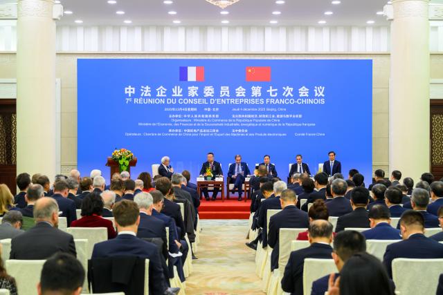 (251204) -- BEIJING, Dec. 4, 2025 (Xinhua) -- A panel discussion featuring green development is held during the seventh meeting of China-France Business Council in Beijing, capital of China, Dec. 4, 2025. The seventh meeting of China-France Business Council was held in Beijing on Thursday morning, with over 150 enterprise representatives discussing green development, industrial transformation and cross-border investment opportunities. (Xinhua/Chen Yichen)