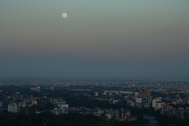 (251204) -- YANGON, Dec. 4, 2025 (Xinhua) -- A super moon is seen in Yangon, Myanmar, Dec. 4, 2025. (Xinhua/Myo Kyaw Soe)