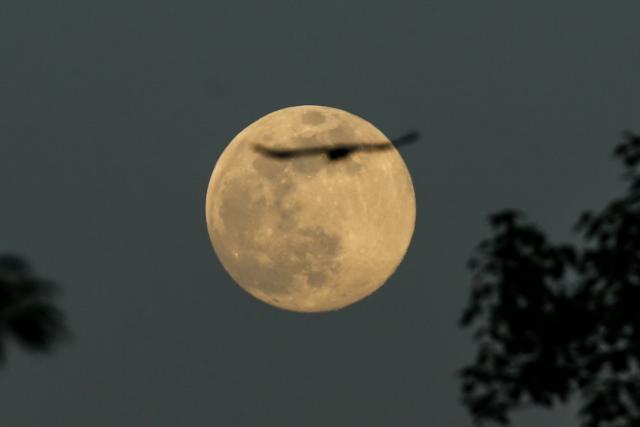 (251204) -- YANGON, Dec. 4, 2025 (Xinhua) -- A super moon is seen in Yangon, Myanmar, Dec. 4, 2025. (Xinhua/Myo Kyaw Soe)