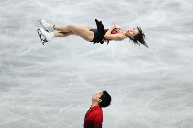 (251204) -- NAGOYA, Dec. 4, 2025 (Xinhua) -- Miura Riku (top)/Kihara Ryuichi of Japan compete during the pair skating short program at ISU Grand Prix of Figure Skating Final 2025 in Nagoya, Japan, Dec. 4, 2025. (Xinhua/Yue Chenxing)