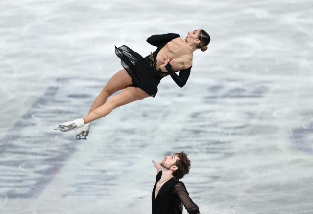 (251204) -- NAGOYA, Dec. 4, 2025 (Xinhua) -- Sara Conti (top)/Niccolo Macii of Italy compete during the pair skating short program at ISU Grand Prix of Figure Skating Final 2025 in Nagoya, Japan, Dec. 4, 2025. (Xinhua/Yue Chenxing)