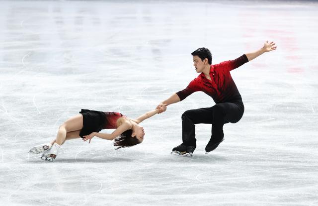 (251204) -- NAGOYA, Dec. 4, 2025 (Xinhua) -- Miura Riku (L)/Kihara Ryuichi of Japan compete during the pair skating short program at ISU Grand Prix of Figure Skating Final 2025 in Nagoya, Japan, Dec. 4, 2025. (Xinhua/Yue Chenxing)