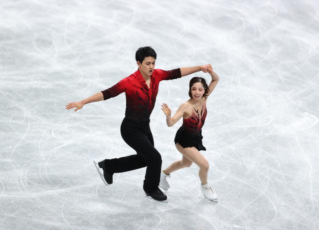 (251204) -- NAGOYA, Dec. 4, 2025 (Xinhua) -- Miura Riku (R)/Kihara Ryuichi of Japan compete during the pair skating short program at ISU Grand Prix of Figure Skating Final 2025 in Nagoya, Japan, Dec. 4, 2025. (Xinhua/Yue Chenxing)