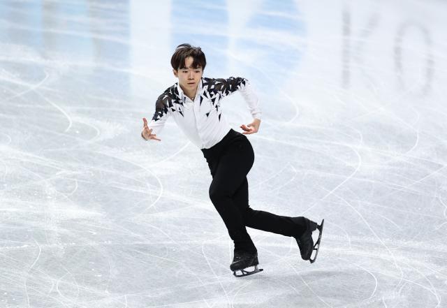 (251204) -- NAGOYA, Dec. 4, 2025 (Xinhua) -- Kagiyama Yuma of Japan competes during the men's short program at ISU Grand Prix of Figure Skating Final 2025 in Nagoya, Japan, Dec. 4, 2025. (Xinhua/Yue Chenxing)