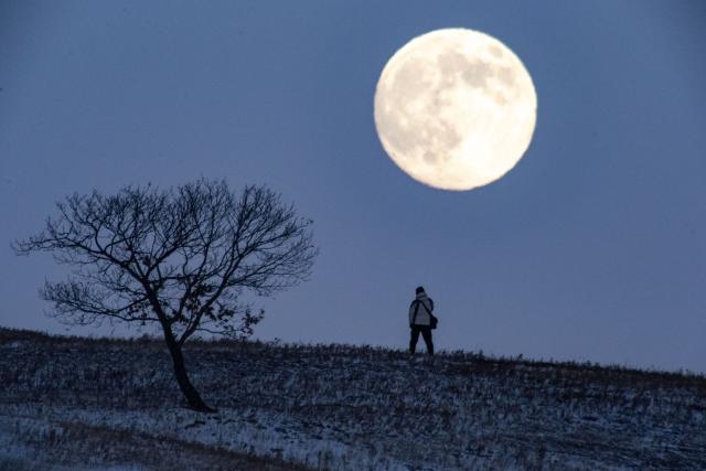 (251204) -- BEIJING, Dec. 4, 2025 (Xinhua) -- A full moon is pictured in Fujin City, northeast China's Heilongjiang Province, Dec. 4, 2025 This year's second-largest full moon to the eyes of lunar observers will appear on Friday morning, but the best viewing time falls on Thursday evening. (Photo by Qu Yubao/Xinhua)