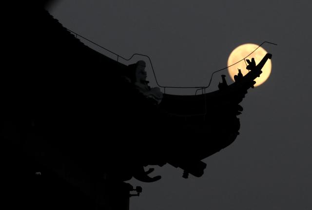 (251204) -- BEIJING, Dec. 4, 2025 (Xinhua) -- A full moon is pictured above the watchtower of a city gate in Suzhou City, east China's Jiangsu Province, Dec. 4, 2025. This year's second-largest full moon to the eyes of lunar observers will appear on Friday morning, but the best viewing time falls on Thursday evening. (Photo by Hang Xingwei/Xinhua)