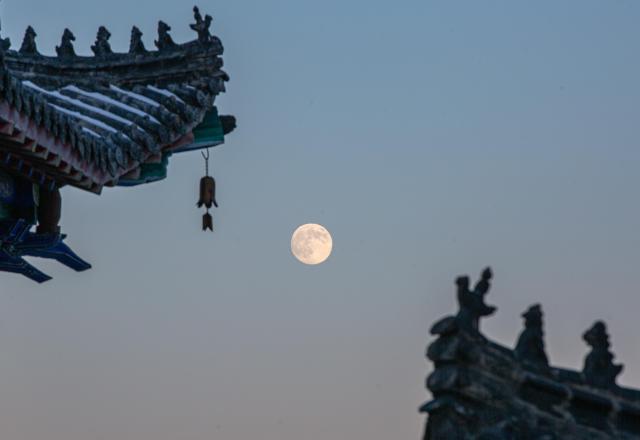 (251204) -- BEIJING, Dec. 4, 2025 (Xinhua) -- A full moon is pictured in Jiamusi City, northeast China's Heilongjiang Province, Dec. 4, 2025. This year's second-largest full moon to the eyes of lunar observers will appear on Friday morning, but the best viewing time falls on Thursday evening. (Photo by Chen Zhiguo/Xinhua)