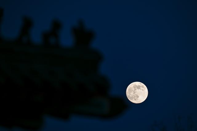 (251204) -- BEIJING, Dec. 4, 2025 (Xinhua) -- A full moon is pictured in Beijing, capital of China, Dec. 4, 2025. This year's second-largest full moon to the eyes of lunar observers will appear on Friday morning, but the best viewing time falls on Thursday evening. (Xinhua/Zhang Cheng)