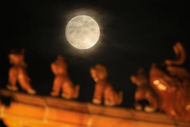 (251204) -- BEIJING, Dec. 4, 2025 (Xinhua) -- A full moon is pictured at the Ming Palace Ruins Park in Nanjing, east China's Jiangsu Province, Dec. 4, 2025. This year's second-largest full moon to the eyes of lunar observers will appear on Friday morning, but the best viewing time falls on Thursday evening. (Photo by Su Yang/Xinhua)