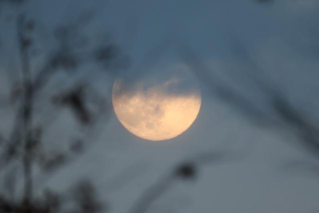 (251204) -- BEIJING, Dec. 4, 2025 (Xinhua) -- A full moon is pictured in Hongze District, Huai'an City, east China's Jiangsu Province, Dec. 4, 2025. This year's second-largest full moon to the eyes of lunar observers will appear on Friday morning, but the best viewing time falls on Thursday evening. (Photo by Yin Chao/Xinhua)