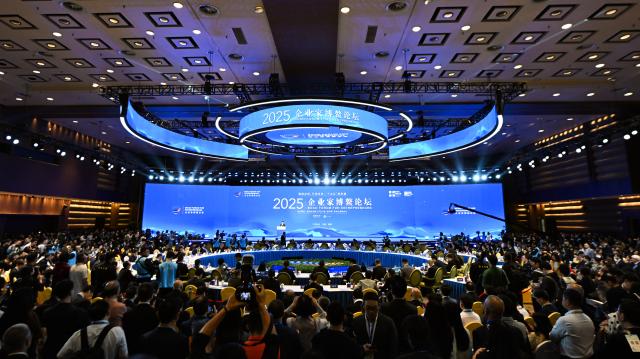 (251204) -- BOAO, Dec. 4, 2025 (Xinhua) -- This photo taken on Dec. 4, 2025 shows a scene during the main forum of the 2025 Boao Forum for Entrepreneurs held in Boao, south China's Hainan Province. (Xinhua/Yang Guanyu)