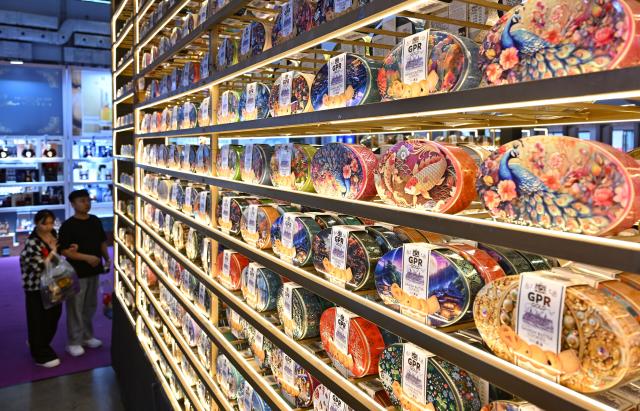 (251204) -- HAIKOU, Dec. 4, 2025 (Xinhua) -- Cookies from Malaysia are pictured at the 28th China (Hainan) International Winter Trade Fair for Tropical Agricultural Products in Haikou, south China's Hainan Province, Dec. 4, 2025. The trade fair opened here on Thursday. (Xinhua/Guo Cheng)