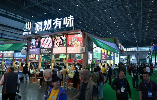 (251204) -- HAIKOU, Dec. 4, 2025 (Xinhua) -- This photo taken on Dec. 4, 2025 shows a view of the 28th China (Hainan) International Winter Trade Fair for Tropical Agricultural Products in Haikou, south China's Hainan Province. The trade fair opened here on Thursday. (Xinhua/Guo Cheng)