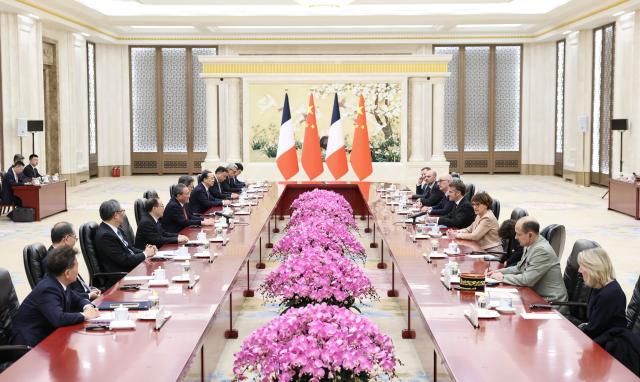 (251204) -- BEIJING, Dec. 4, 2025 (Xinhua) -- Chinese Premier Li Qiang meets with French President Emmanuel Macron, who is on a state visit to China, at the Great Hall of the People in Beijing, capital of China, Dec. 4, 2025. (Xinhua/Huang Jingwen)