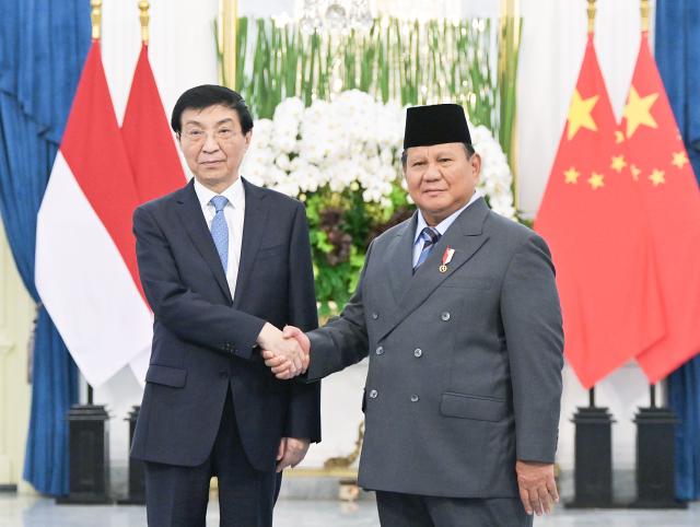 (251204) -- JAKARTA, Dec. 4, 2025 (Xinhua) -- Wang Huning, chairman of the National Committee of the Chinese People's Political Consultative Conference (CPPCC), meets with Indonesian President Prabowo Subianto, in Jakarta, Indonesia, Dec. 4, 2025. Wang paid an official visit to Indonesia from Wednesday to Thursday at the invitation of Ahmad Muzani, chairman of the People's Consultative Assembly (MPR) of Indonesia. (Xinhua/Gao Jie)