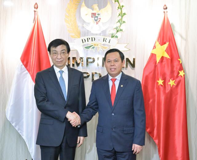 (251204) -- JAKARTA, Dec. 4, 2025 (Xinhua) -- Wang Huning, chairman of the National Committee of the Chinese People's Political Consultative Conference (CPPCC), meets with Speaker of Indonesia's Regional Representative Council Sultan Bachtiar Najamudin, in Jakarta, Indonesia, Dec. 3, 2025. Wang paid an official visit to Indonesia from Wednesday to Thursday at the invitation of Ahmad Muzani, chairman of the People's Consultative Assembly (MPR) of Indonesia. (Xinhua/Gao Jie)