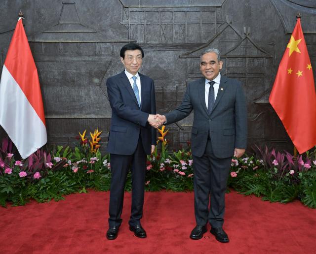 (251204) -- JAKARTA, Dec. 4, 2025 (Xinhua) -- Wang Huning, chairman of the National Committee of the Chinese People's Political Consultative Conference (CPPCC), holds talks with Ahmad Muzani, chairman of the People's Consultative Assembly (MPR) of Indonesia, in Jakarta, Indonesia, Dec. 3, 2025. Wang paid an official visit to Indonesia from Wednesday to Thursday at the invitation of Muzani. (Xinhua/Gao Jie)