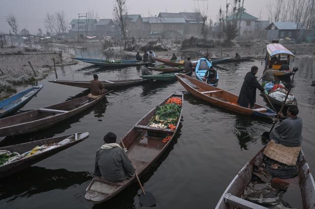 (251204) -- SRINAGAR, Dec. 4, 2025 (Xinhua) -- Vegetable vendors gather at a floating vegetable market in Srinagar, the summer capital of Indian-controlled Kashmir, Dec. 4, 2025. (Xinhua/Javed Dar)