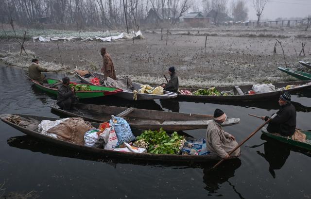 (251204) -- SRINAGAR, Dec. 4, 2025 (Xinhua) -- Vegetable vendors gather at a floating vegetable market in Srinagar, the summer capital of Indian-controlled Kashmir, Dec. 4, 2025. (Xinhua/Javed Dar)