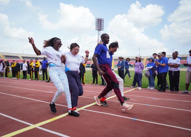 (251205) -- NAIROBI, Dec. 5, 2025 (Xinhua) -- Participants compete in the three-legged race at the China-Kenya Friendship Games in Nairobi, Kenya, on Dec. 4, 2025. The inaugural China-Kenya Friendship Games took place on Thursday in Nairobi, the capital of Kenya, as part of efforts to strengthen bilateral ties.
The day-long competition saw over 700 Chinese and Kenyan attendants from 19 Chinese companies who are members of the Kenya-China Economic and Trade Association (KCETA), featuring track and field events, as well as fun games. (Xinhua/Han Xu)