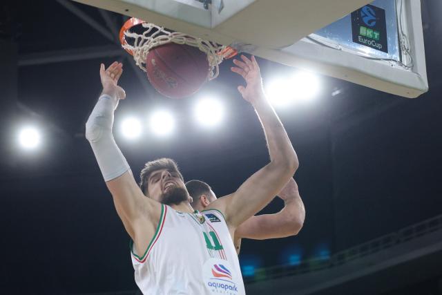 (251205) -- LJUBLJANA, Dec. 5, 2025 (Xinhua) -- Ajdin Penava (L) of Slask Wroclaw dunks during the BKT EuroCup Basket 2025/26 regular season round 9 match between Cedevita Olimpija Ljubljana and Slask Wroclaw in Ljubljana, Slovenia, on Dec. 4, 2025. (Photo by Zeljko Stevanic/Xinhua)