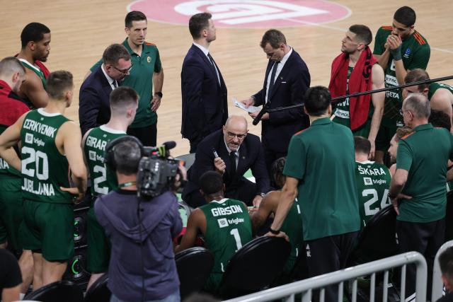 (251205) -- LJUBLJANA, Dec. 5, 2025 (Xinhua) -- Cedevita Olimpija Ljubljana's coach Zvezdan Mitrovic (C) instructs players during the BKT EuroCup Basket 2025/26 regular season round 9 match between Cedevita Olimpija Ljubljana and Slask Wroclaw in Ljubljana, Slovenia, on Dec. 4, 2025. (Photo by Zeljko Stevanic/Xinhua)
