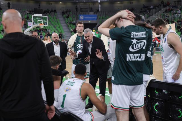 (251205) -- LJUBLJANA, Dec. 5, 2025 (Xinhua) -- Slask Wroclaw's coach Ainars Bagatskis (C) instructs players during the BKT EuroCup Basket 2025/26 regular season round 9 match between Cedevita Olimpija Ljubljana and Slask Wroclaw in Ljubljana, Slovenia, on Dec. 4, 2025. (Photo by Zeljko Stevanic/Xinhua)