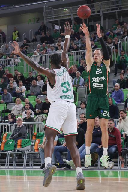 (251205) -- LJUBLJANA, Dec. 5, 2025 (Xinhua) -- David Skara (R) of Cedevita Olimpija Ljubljana shoots during the BKT EuroCup Basket 2025/26 regular season round 9 match between Cedevita Olimpija Ljubljana and Slask Wroclaw in Ljubljana, Slovenia, on Dec. 4, 2025. (Photo by Zeljko Stevanic/Xinhua)