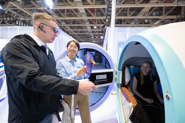 (251205) -- MACAO, Dec. 5, 2025 (Xinhua) -- People visit the 2025 Global Artificial Intelligence Machines and Electronics Expo (AIE) in Macao, south China, Dec. 4, 2025. The 2025 AIE kicked off in China's Macao Special Administrative Region (SAR) on Thursday, focusing on cooperation among the Guangdong-Hong Kong-Macao Greater Bay Area and global opportunities.
   The exhibition, held simultaneously in Macao and Zhuhai, south China's Guangdong Province, features over 1,000 companies from both the domestic and overseas markets, drawing buyers from more than 30 countries and regions, according to the organizer. (Xinhua)