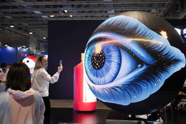 (251205) -- MACAO, Dec. 5, 2025 (Xinhua) -- People visit the 2025 Global Artificial Intelligence Machines and Electronics Expo (AIE) in Macao, south China, Dec. 4, 2025. The 2025 AIE kicked off in China's Macao Special Administrative Region (SAR) on Thursday, focusing on cooperation among the Guangdong-Hong Kong-Macao Greater Bay Area and global opportunities.
   The exhibition, held simultaneously in Macao and Zhuhai, south China's Guangdong Province, features over 1,000 companies from both the domestic and overseas markets, drawing buyers from more than 30 countries and regions, according to the organizer. (Xinhua)