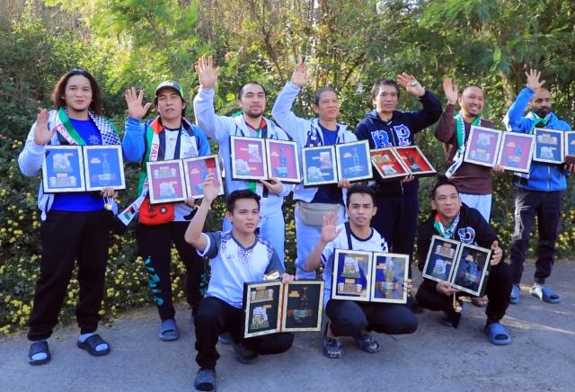 (251205) -- BEIJING, Dec. 5, 2025 (Xinhua) -- This video screenshot shows sailors of cargo vessel Eternity C posing for a group photo with gifts before boarding a plane at the Sanaa International Airport, in Sanaa, Yemen, on Dec. 3, 2025.
  Yemen's Houthi group on Wednesday released 10 sailors, including nine Filipinos, nearly five months after they were detained following the sinking of the cargo vessel Eternity C in the Red Sea off western Yemen.
   Al-Masirah TV, the Houthi-run channel, reported that the "crew of the Eternity C was released through Omani mediation and the sailors were transferred from Sanaa to the Omani capital Muscat." (Houthi Media Center/Handout via Xinhua)