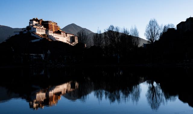 (251205) -- LHASA, Dec. 5, 2025 (Xinhua) -- This photo taken on Dec. 5, 2025 shows the Potala Palace in the morning light in Lhasa, southwest China's Xizang Autonomous Region. Built by Tibetan King Songtsa Gambo in the seventh century, the Potala Palace, a landmark building of Xizang, was included on the UNESCO World Heritage List in 1994. (Xinhua/Tenzin Nyida)
