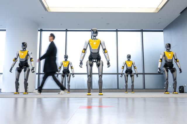 (251205) -- WUHAN, Dec. 5, 2025 (Xinhua) -- A visitor walks past robots displayed at a humanoid robot innovation center in Wuhan East Lake High-tech Development Zone, also known as the optics valley of China, in Wuhan, central China's Hubei Province, Dec. 4, 2025. Relying on its scientific and educational resources as well as manufacturing advantages, Hubei is accelerating the layout of its humanoid robot industry chain this year. 
   At present, there are many complete humanoid robot manufacturers as well as core components enterprises in the province, covering core technologies such as chips, joints and dexterous hands. 
   The province has also established a humanoid robot innovation center, providing services for humanoid robot enterprises to carry out research and development such as concept and scenario verification as well as data integration, promoting the in-depth integration of scientific and technological innovation and industrial innovation. (Xinhua/Xiao Yijiu)