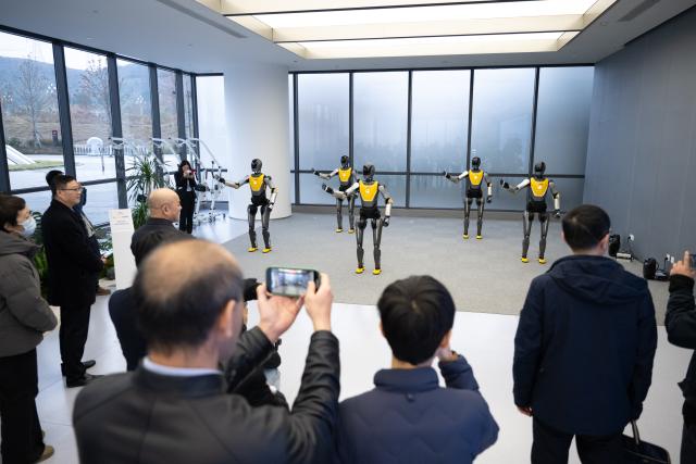(251205) -- WUHAN, Dec. 5, 2025 (Xinhua) -- Visitors enjoy robots performing at a humanoid robot innovation center in Wuhan East Lake High-tech Development Zone, also known as the optics valley of China, in Wuhan, central China's Hubei Province, Dec. 4, 2025. Relying on its scientific and educational resources as well as manufacturing advantages, Hubei is accelerating the layout of its humanoid robot industry chain this year. 
   At present, there are many complete humanoid robot manufacturers as well as core components enterprises in the province, covering core technologies such as chips, joints and dexterous hands. 
   The province has also established a humanoid robot innovation center, providing services for humanoid robot enterprises to carry out research and development such as concept and scenario verification as well as data integration, promoting the in-depth integration of scientific and technological innovation and industrial innovation. (Xinhua/Xiao Yijiu)