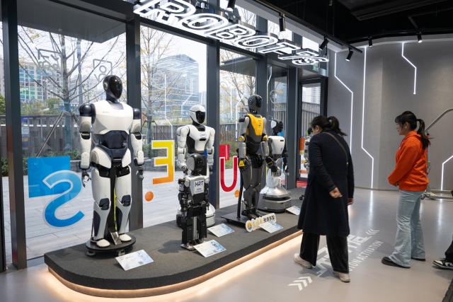(251205) -- WUHAN, Dec. 5, 2025 (Xinhua) -- People visit a humanoid robots 7S shop in Wuhan East Lake High-tech Development Zone, also known as the optics valley of China, in Wuhan, central China's Hubei Province, Dec. 4, 2025. Relying on its scientific and educational resources as well as manufacturing advantages, Hubei is accelerating the layout of its humanoid robot industry chain this year. 
   At present, there are many complete humanoid robot manufacturers as well as core components enterprises in the province, covering core technologies such as chips, joints and dexterous hands. 
   The province has also established a humanoid robot innovation center, providing services for humanoid robot enterprises to carry out research and development such as concept and scenario verification as well as data integration, promoting the in-depth integration of scientific and technological innovation and industrial innovation. (Xinhua/Xiao Yijiu)