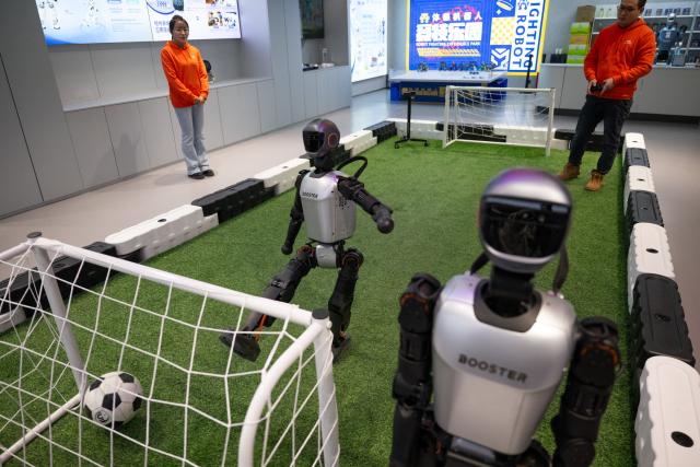(251205) -- WUHAN, Dec. 5, 2025 (Xinhua) -- Robots perform sporting techniques at a humanoid robots 7S shop in Wuhan East Lake High-tech Development Zone, also known as the optics valley of China, in Wuhan, central China's Hubei Province, Dec. 4, 2025. Relying on its scientific and educational resources as well as manufacturing advantages, Hubei is accelerating the layout of its humanoid robot industry chain this year. 
   At present, there are many complete humanoid robot manufacturers as well as core components enterprises in the province, covering core technologies such as chips, joints and dexterous hands. 
   The province has also established a humanoid robot innovation center, providing services for humanoid robot enterprises to carry out research and development such as concept and scenario verification as well as data integration, promoting the in-depth integration of scientific and technological innovation and industrial innovation. (Xinhua/Xiao Yijiu)