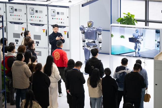 (251205) -- WUHAN, Dec. 5, 2025 (Xinhua) -- People visit a humanoid robot innovation center in Wuhan East Lake High-tech Development Zone, also known as the optics valley of China, in Wuhan, central China's Hubei Province, Dec. 4, 2025. Relying on its scientific and educational resources as well as manufacturing advantages, Hubei is accelerating the layout of its humanoid robot industry chain this year. 
   At present, there are many complete humanoid robot manufacturers as well as core components enterprises in the province, covering core technologies such as chips, joints and dexterous hands. 
   The province has also established a humanoid robot innovation center, providing services for humanoid robot enterprises to carry out research and development such as concept and scenario verification as well as data integration, promoting the in-depth integration of scientific and technological innovation and industrial innovation. (Xinhua/Xiao Yijiu)