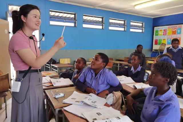 (251205) -- WINDHOEK, Dec. 5, 2025 (Xinhua) -- Li Wen, a volunteer teacher at the Confucius Institute at the University of Namibia, teaches Chinese at a school in Windhoek, Namibia, Nov. 20, 2025. TO GO WITH "Feature: Young teacher crosses continents to inspire Chinese learners in Namibia" (Photo by Ndalimpinga Iita/Xinhua)