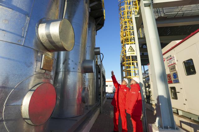(251205) -- DAQING, Dec. 5, 2025 (Xinhua) -- Operators carry out inspection work on oil and gas processing equipment at a national-level demonstration zone of continental shale oil of Daqing Oilfield in Daqing, northeast China's Heilongjiang Province, Dec, 4, 2025. Daqing Oilfield, one of China's largest energy production bases, announced Friday that the yearly output of the shale oil in the demonstration zone has exceeded one million tonnes. (Xinhua/Wang Song)
