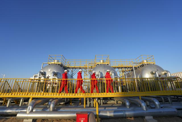 (251205) -- DAQING, Dec. 5, 2025 (Xinhua) -- Operators carry out inspection work on oil and gas processing equipment at a national-level demonstration zone of continental shale oil of Daqing Oilfield in Daqing, northeast China's Heilongjiang Province, Dec, 4, 2025. Daqing Oilfield, one of China's largest energy production bases, announced Friday that the yearly output of the shale oil in the demonstration zone has exceeded one million tonnes. (Xinhua/Wang Song)