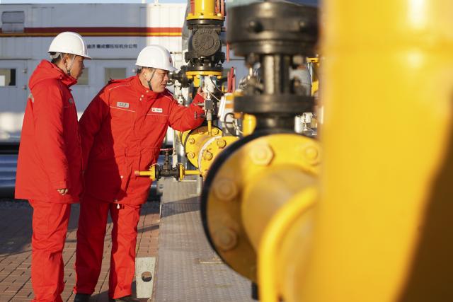(251205) -- DAQING, Dec. 5, 2025 (Xinhua) -- Operators carry out inspection work on oil and gas processing equipment at a national-level demonstration zone of continental shale oil of Daqing Oilfield in Daqing, northeast China's Heilongjiang Province, Dec, 4, 2025. Daqing Oilfield, one of China's largest energy production bases, announced Friday that the yearly output of the shale oil in the demonstration zone has exceeded one million tonnes. (Xinhua/Wang Song)