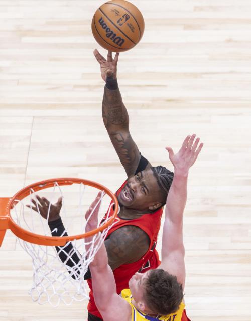 (251205) -- TORONTO, Dec. 5, 2025 (Xinhua) -- Jamal Shead (Top) of Toronto Raptors goes for a layup during the 2025-2026 NBA regular season game between Toronto Raptors and Los Angeles Lakers in Toronto, Canada, on Dec. 4, 2025. (Photo by Zou Zheng/Xinhua)