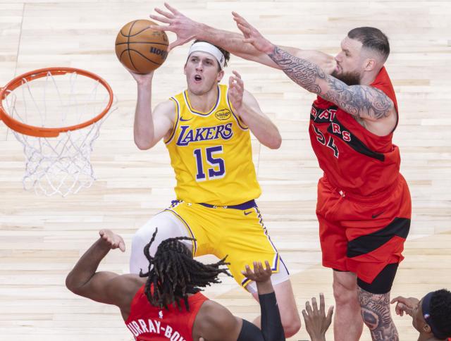 (251205) -- TORONTO, Dec. 5, 2025 (Xinhua) -- Austin Reaves (Top L) of Los Angeles Lakers shoots during the 2025-2026 NBA regular season game between Toronto Raptors and Los Angeles Lakers in Toronto, Canada, on Dec. 4, 2025. (Photo by Zou Zheng/Xinhua)