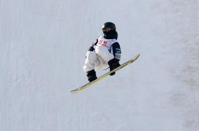 (251205) -- BEIJING, Dec. 5, 2025 (Xinhua) -- Kimata Ryoma of Japan competes during the men's big air qualification at the FIS Snowboard World Cup in Beijing, China, Dec. 5, 2025. (Xinhua/Zhang Chenlin)